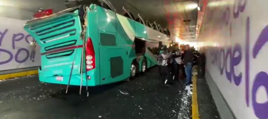 Autobús con turistas sufre aparatoso accidente en CDMX 