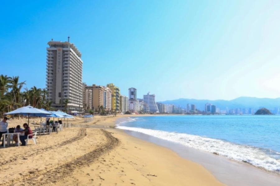 Sujeto es asesinado a balazos en playa de Acapulco