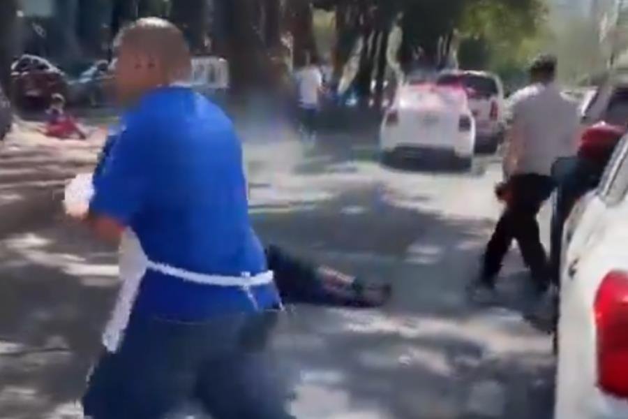 Presunto taxista arrolla a sujeto en CDMX al darse a la fuga tras accidente