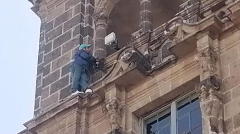 Sujeto amenaza con lanzarse de edificio en el Zócalo de la CDMX; es rescatado por bomberos