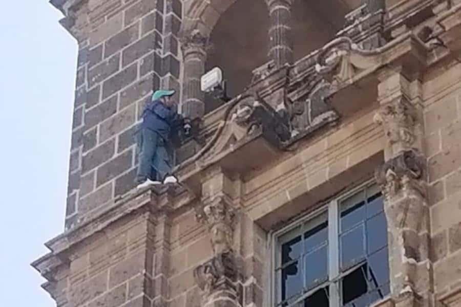 Sujeto amenaza con lanzarse de edificio en el Zócalo de la CDMX; es rescatado por bomberos