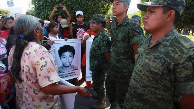 Dictan nuevamente prisión preventiva a 8 militares implicados en caso Ayotzinapa