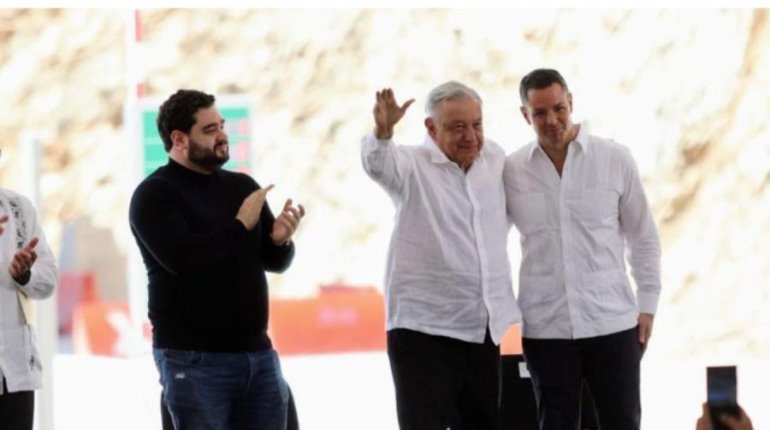 Abuchean a Murat en evento de Obrador; él lo abraza