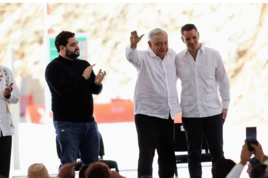 Abuchean a Murat en evento de Obrador; él lo abraza