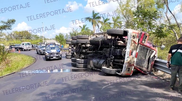 Vuelca tráiler en retorno de la Villahermosa-Macuspana 