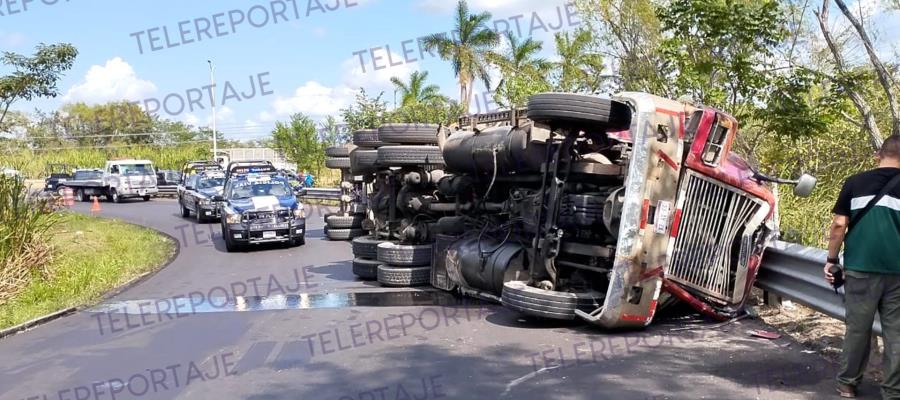 Vuelca tráiler en retorno de la Villahermosa-Macuspana 