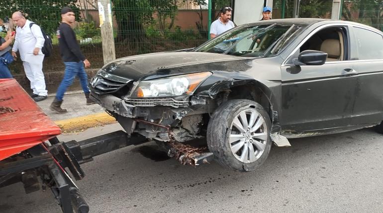 Cinco vehículos impactan en carambola en Ruiz Cortines