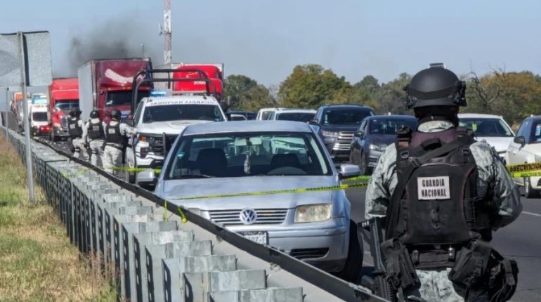 Auto abandonado en autopista de Celaya genera pánico