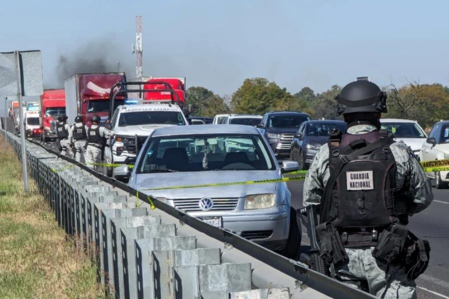 Auto abandonado en autopista de Celaya genera pánico