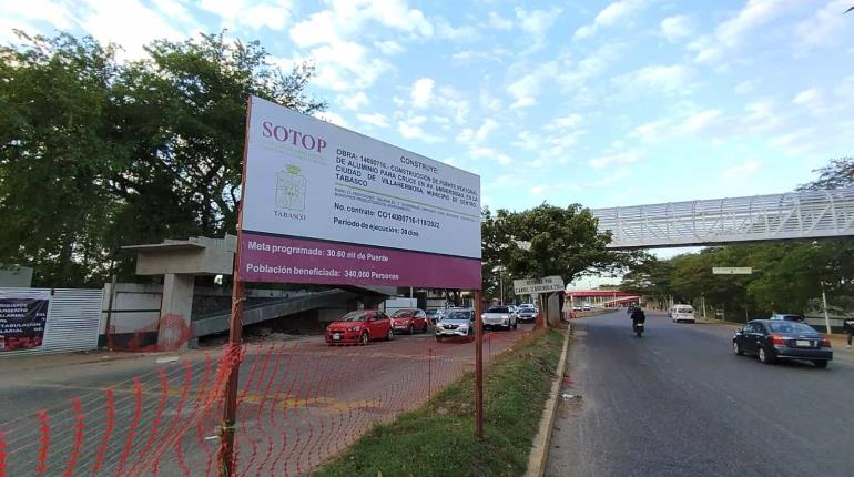 En horas, instalan rampas del puente peatonal frente a UJAT