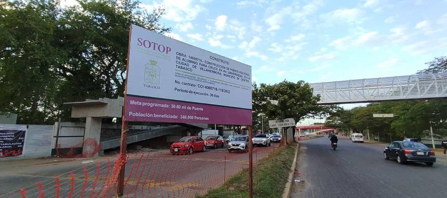 En horas, instalan rampas del puente peatonal frente a UJAT