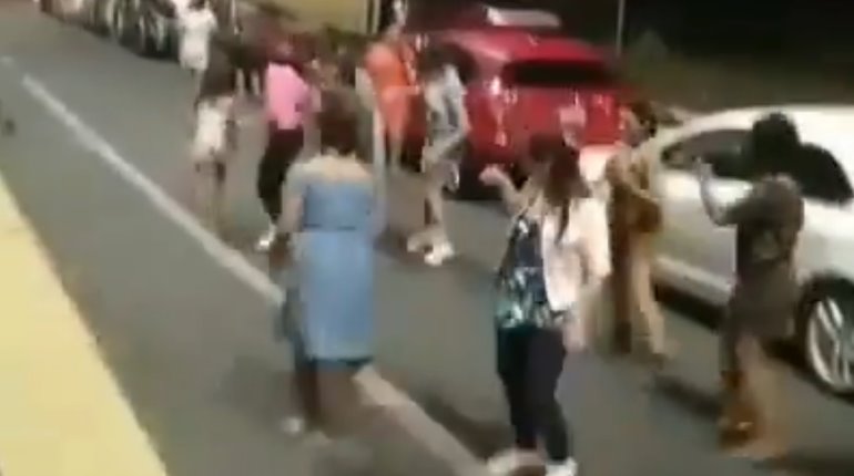 ´Varados´ por accidente bailan Payaso de rodeo en carretera de Michoacán