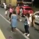 ´Varados´ por accidente bailan Payaso de rodeo en carretera de Michoacán