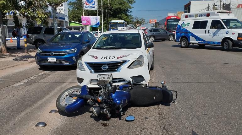 Taxista y motociclista impactan sobre av. Universidad; no hay heridos