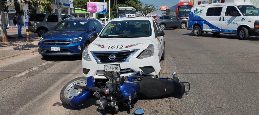 Taxista y motociclista impactan sobre av. Universidad; no hay heridos