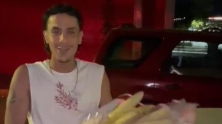 Joven regala ramo de elotes a su amiga