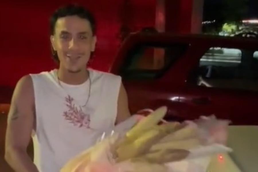 Joven regala ramo de elotes a su amiga