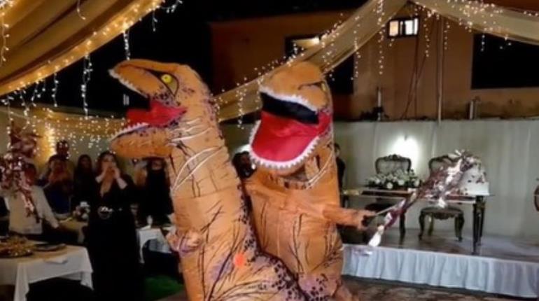 Pareja hace entrada muy peculiar a la fiesta de su boda