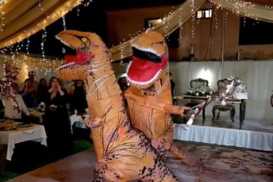 Pareja hace entrada muy peculiar a la fiesta de su boda