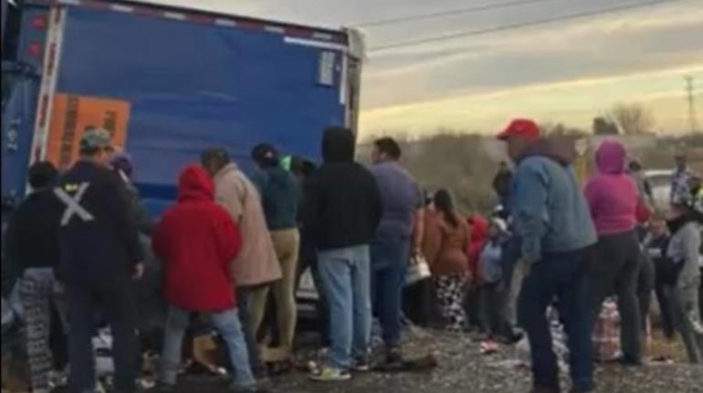 Rapiñan en Durango 32 toneladas de cerveza de camión volcado