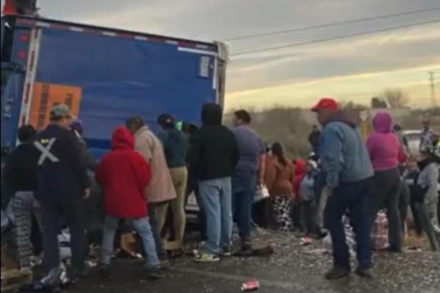 Rapiñan en Durango 32 toneladas de cerveza de camión volcado