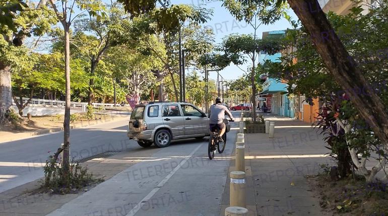 Habitantes de Gaviotas invaden ciclopista con vehículos