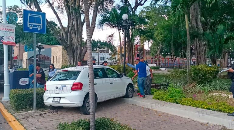 ¡Estrenón al Mestre! Impacta vehículo contra banca, tras colisionar con volteo