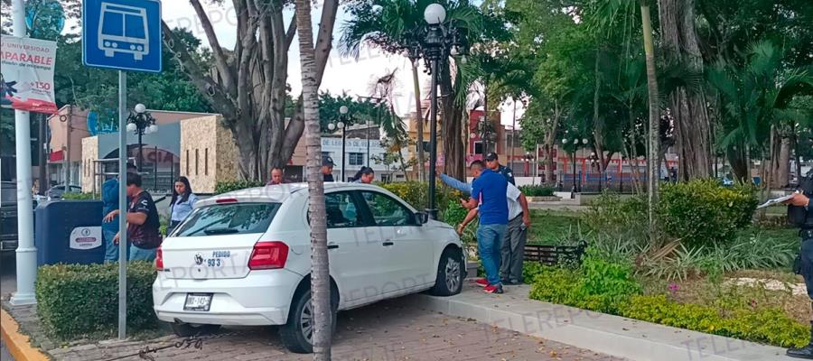 ¡Estrenón al Mestre! Impacta vehículo contra banca, tras colisionar con volteo