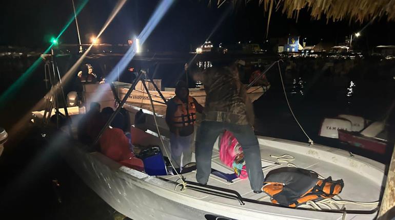 Rescatan a pescadores desaparecidos en altamar en Quintana Roo