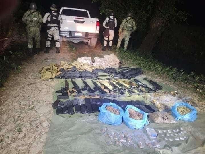 Aseguran armas largas, uniformes tácticos y drogas en Teapa