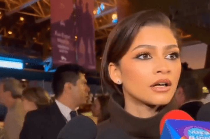 Reportero de espectáculos pasa bochornoso momento por entrevista en inglés a Zendaya