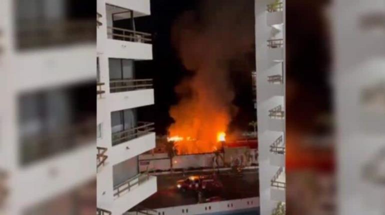 Incendian restaurante en playa Los Morros, en Acapulco