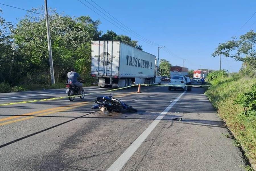 Impactan a pasajeros de motocicleta cerca de Frontera, Centla