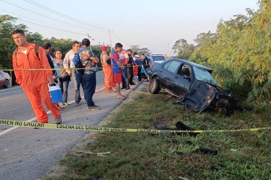 Muere conductor tras chocar de frente contra tráiler en la Cárdenas-Coatzacoalcos