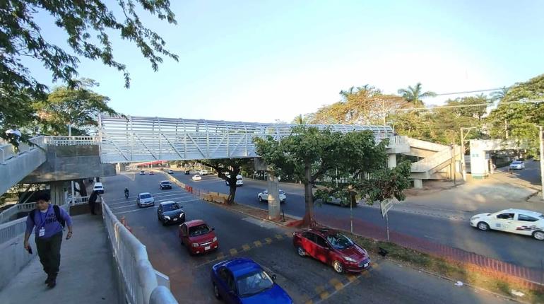 Sotop hará adecuaciones a puente peatonal de Universidad tras encharcamientos