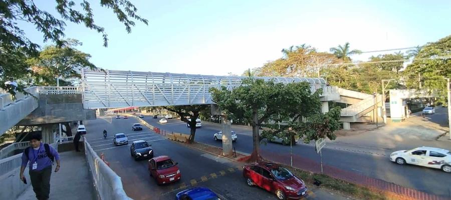 Después de meses de espera habilitan puente peatonal frente a la UJAT 