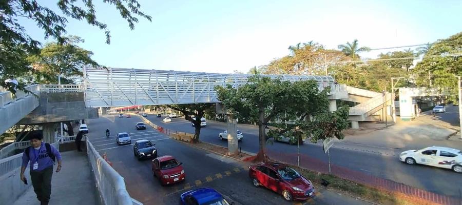 Se están arreglando "desperfectos" en puente peatonal de Universidad, asegura SOTOP