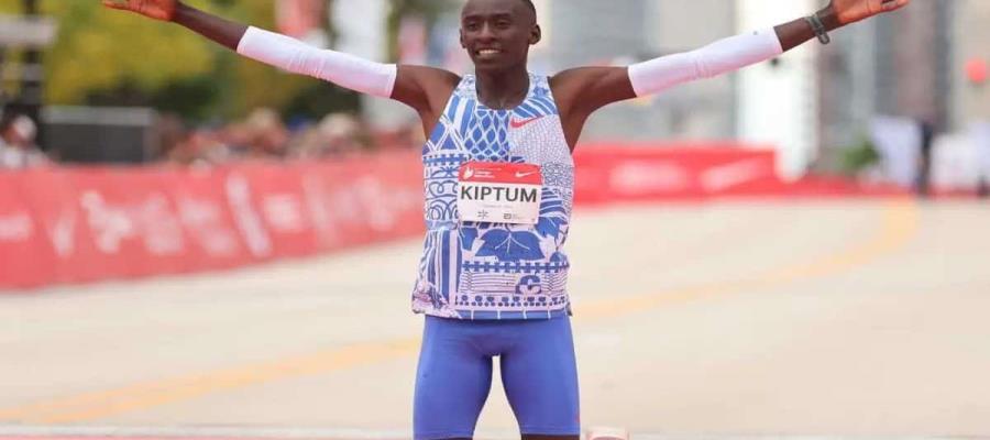 Kelvin Kiptum poseedor de récord mundial en Maratón, muere en accidente