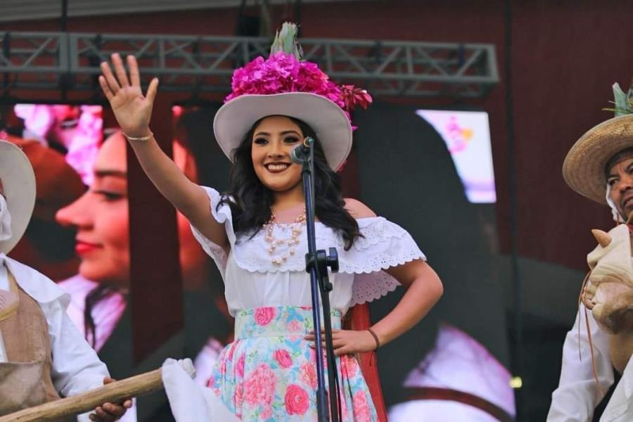 La Flor de Oro se quedará en Tenosique: Nury Estela en su presentación oficial