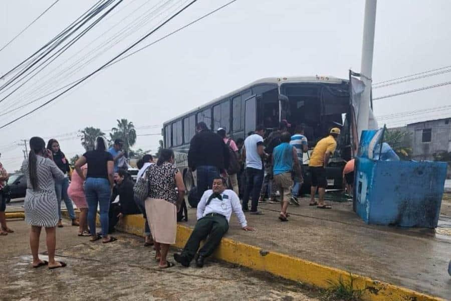 Seis heridos deja choque de camión contra poste