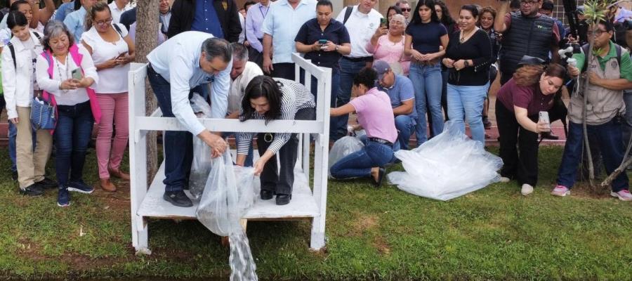 Siembran 6 mil peces y 20 pejelagartos en laguna de La Pólvora