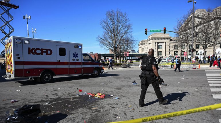 Un muerto y heridos, deja tiroteo tras desfile de Kansas City por Super Bowl