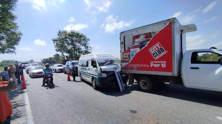 Siete personas heridas deja accidente de combi contra camión en la Teapa - Villahermosa