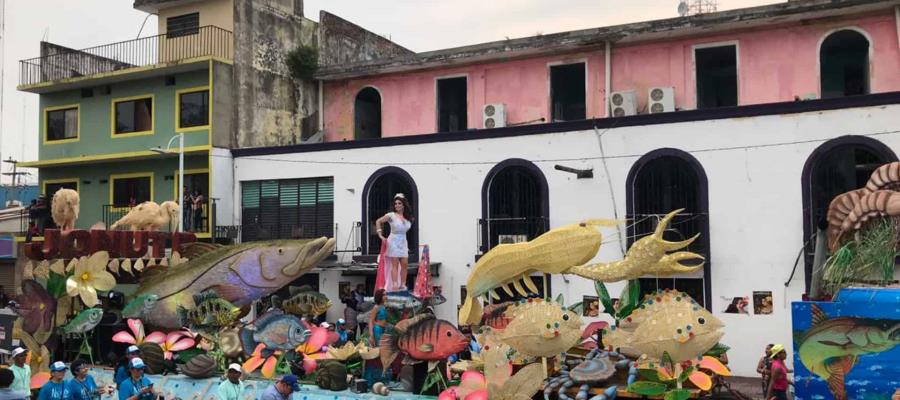 Carros alegóricos regresan a ruta tradicional del malecón a la Deportiva 