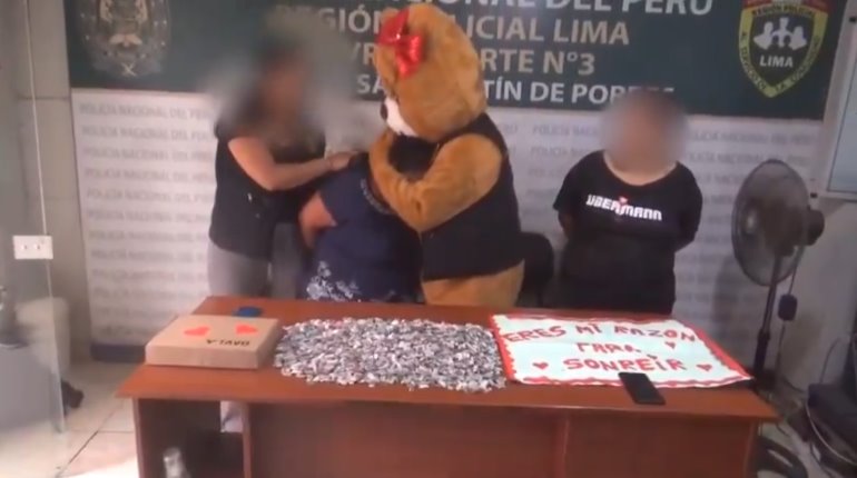 Policía de Perú se disfraza de "osito" para detener a narcomenudistas en San Valentín