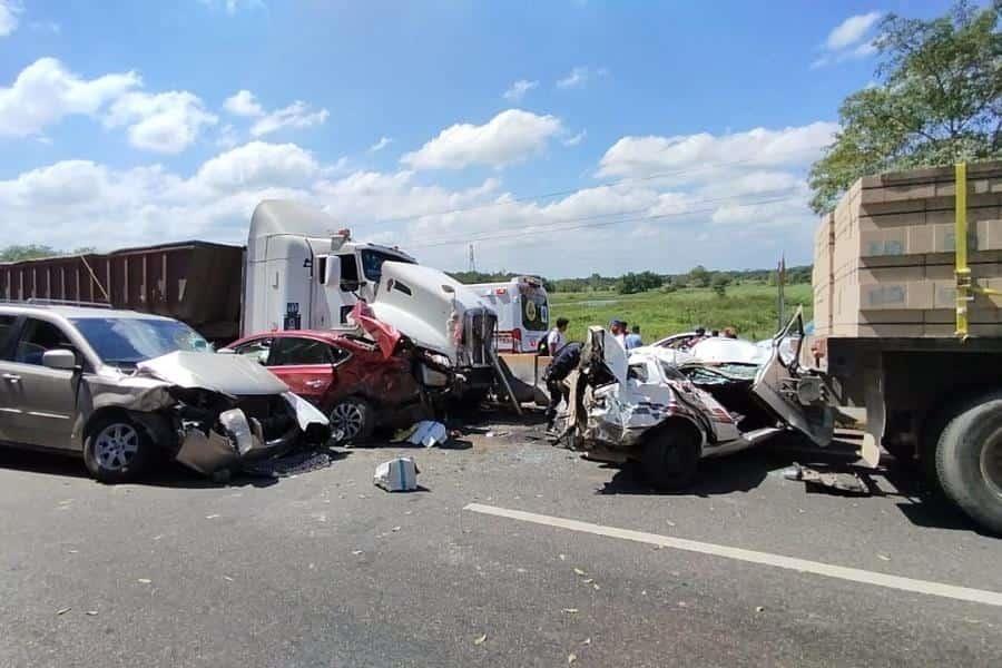 Un muerto, 14 heridos y 12 vehículos siniestrados dejan 2 accidentes en la Villahermosa – Teapa