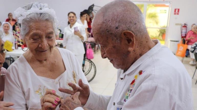 Adultos mayores realizan representación de bodas colectivas en centro de cuidado por San Valentín