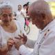 Adultos mayores realizan representación de bodas colectivas en centro de cuidado por San Valentín