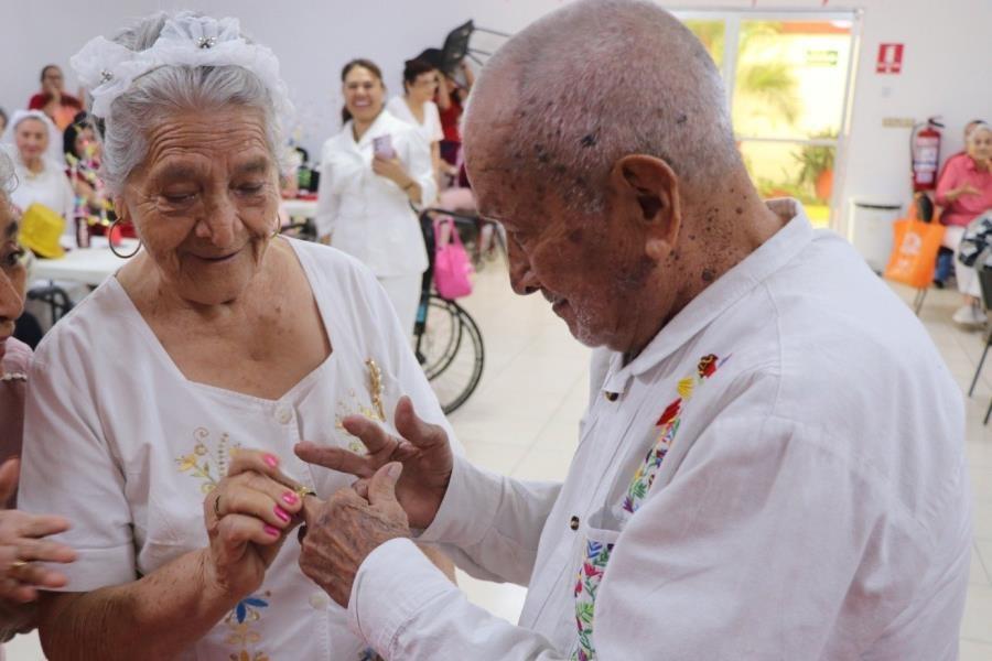 Adultos mayores realizan representación de bodas colectivas en centro de cuidado por San Valentín