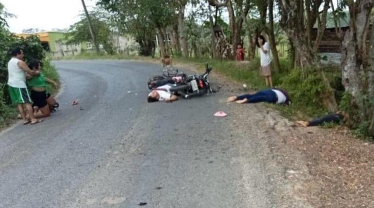 Motociclistas chocan de frente en Nacajuca